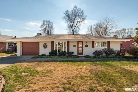 1701 Redbud Ln, Marion, IL 62959