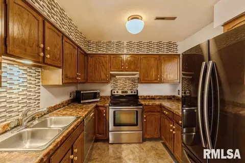 800 E Iowa St, Eldridge, IA 52748 photo 11