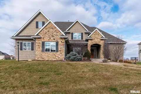 3310 Crow Lake Dr, Bettendorf, IA 52722