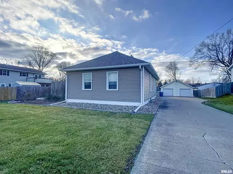 1208 Hospital Rd, Silvis, IL 61282