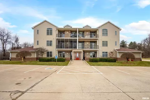 1871 Stone Gate Cir #1, Davenport, IA 52807