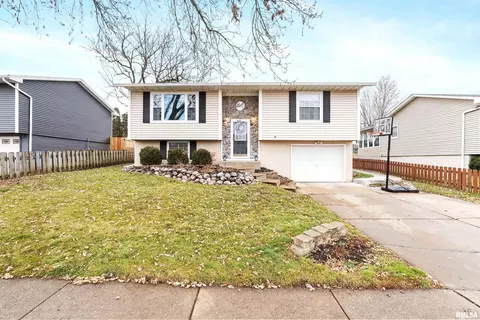 6015 N Thornwood Ave, Davenport, IA 52806