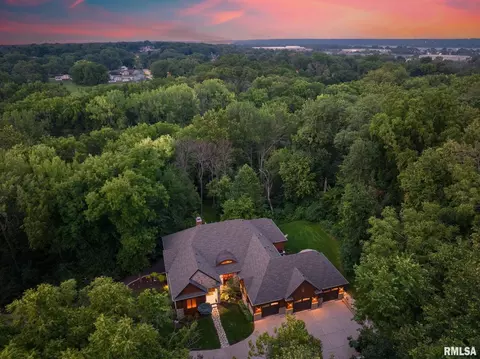 5385 Silver Spur Rd, Bettendorf, IA 52722