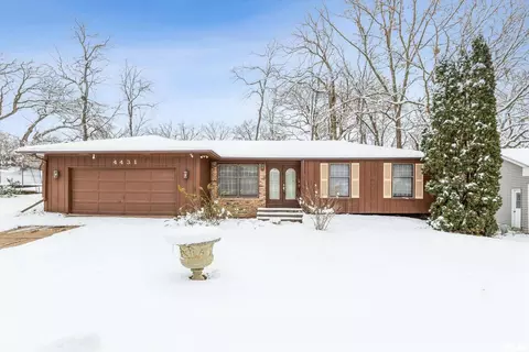 4431 Canterbury Ln, Davenport, IA 52806