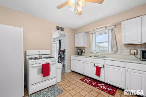 2420 47th St, Moline, IL 61265 photo 6