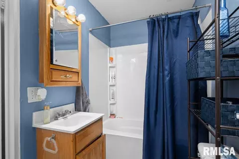 2420 47th St, Moline, IL 61265 photo 9