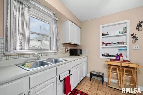 2420 47th St, Moline, IL 61265 photo 5