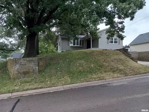 2363 N 10th St, Clinton, IA 52732