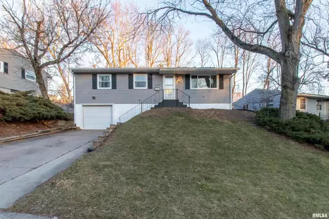 2725 Westwood Pl, Davenport, IA 52804