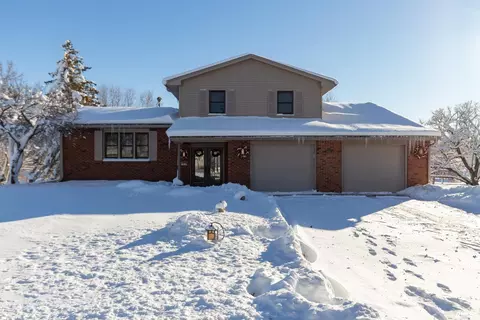6005 Dodds Dr, Bettendorf, IA 52722