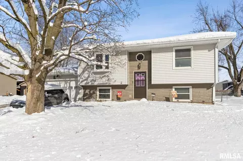 1614 Hitching Post Ln, Davenport, IA 52806