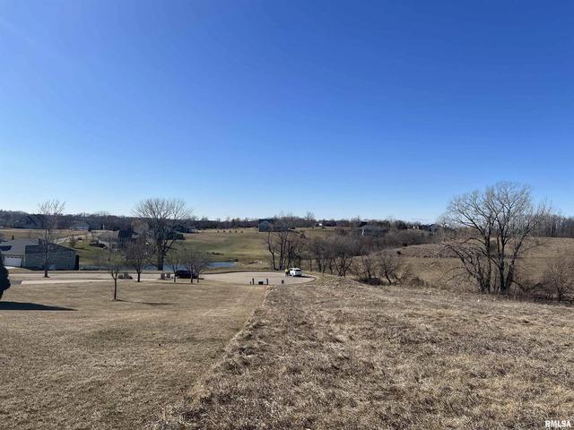 3035 Valley View Ct, Clinton, IA 52732