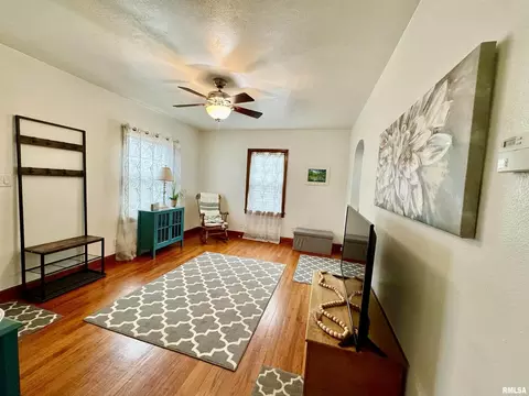 2021 3rd St, Moline, IL 61265 photo 4