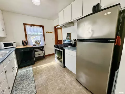 2021 3rd St, Moline, IL 61265 photo 8