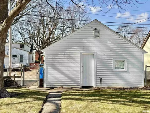2021 3rd St, Moline, IL 61265 photo 17