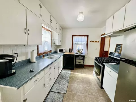 2021 3rd St, Moline, IL 61265 photo 6