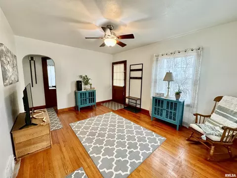 2021 3rd St, Moline, IL 61265 photo 2