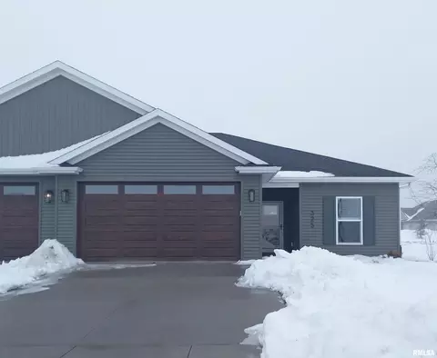 325 E Donahue St, Eldridge, IA 52748