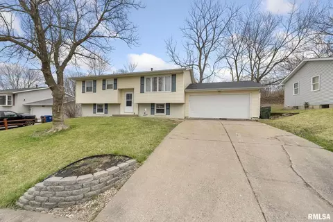 4125 Hillandale Rd, Davenport, IA 52806