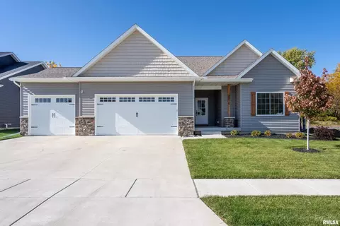 4810 Willow Cir, Davenport, IA 52806