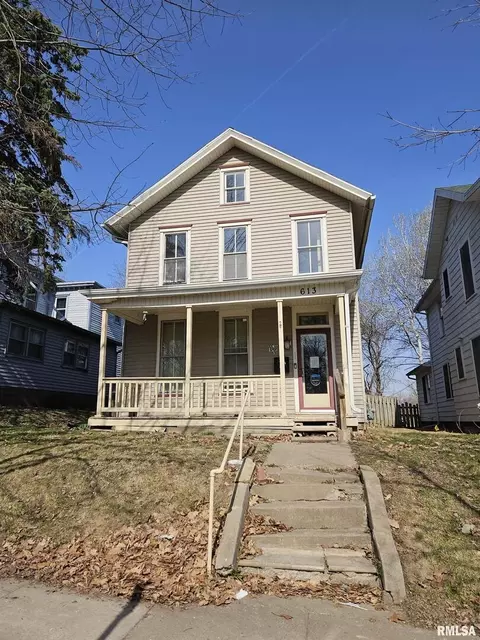 613 W 4th St, Muscatine, IA 52761
