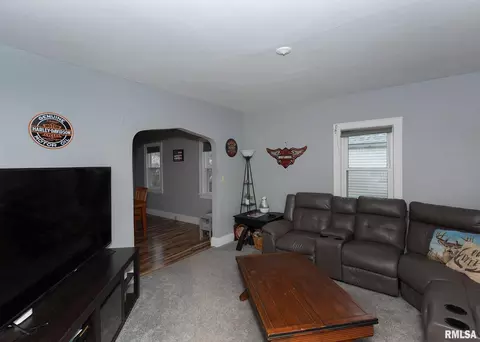 2010 2nd St, Moline, IL 61265 photo 4