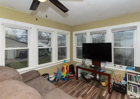 2010 2nd St, Moline, IL 61265 photo 9