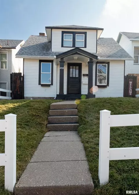 208 W 7th St, Muscatine, IA 52761