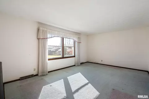 3333 35th Ave, Moline, IL 61265 photo 3