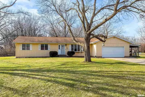 4 Rainbow Dr, Bettendorf, IA 52722