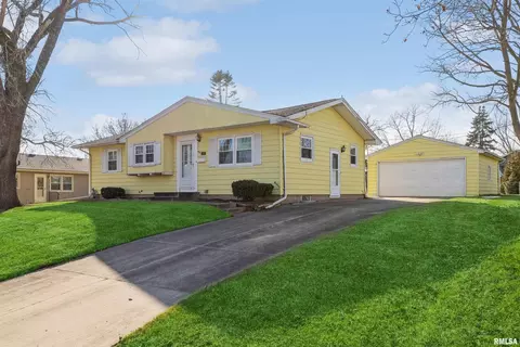 2802 Hillside Ct, Bettendorf, IA 52722