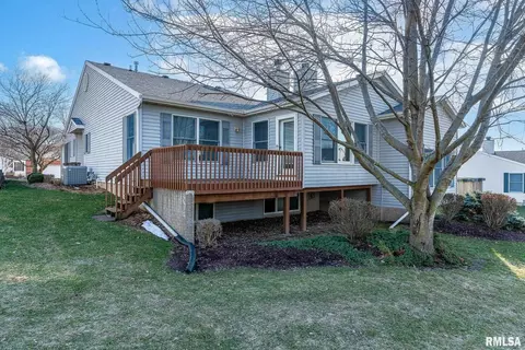 1205 Eagle View Ct, Le Claire, IA 52753