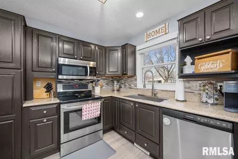 308 Cherokee Dr, Park View, IA 52748 photo 9