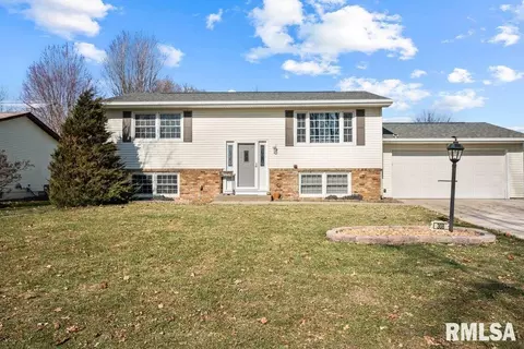 308 Cherokee Dr, Park View, IA 52748 photo 2