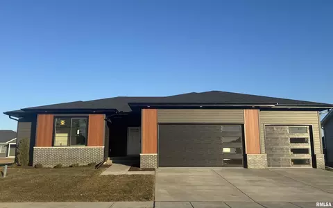 1407 S 2nd St, Eldridge, IA 52748