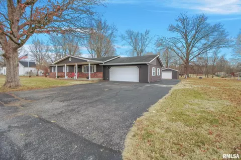 2112 W Cherry St, Herrin, IL 62948 photo 2