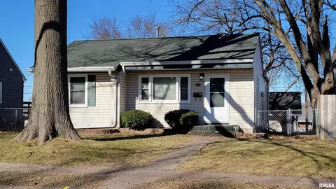 1614 W Hayes St, Davenport, IA 52804