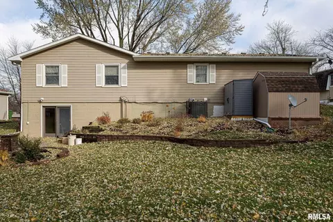 5 Hillside Ct, Eldridge, IA 52748 photo 2