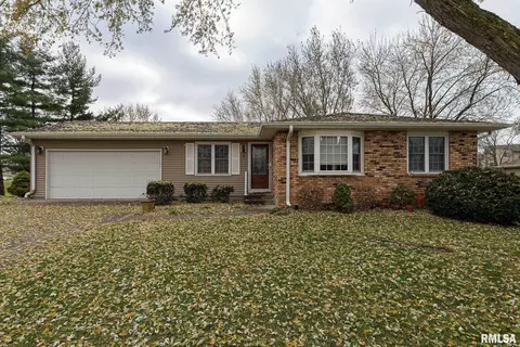 5 Hillside Ct, Eldridge, IA 52748