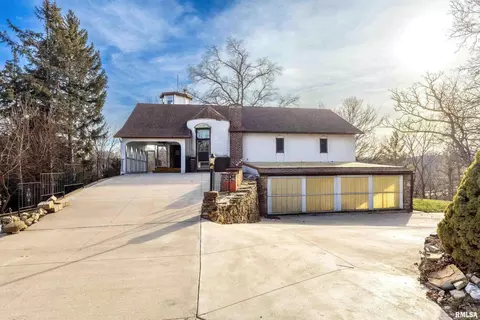 2810 Pleasant Ridge Ct, Bettendorf, IA 52722