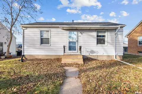 2838 Oak St, Bettendorf, IA 52722