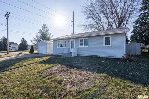 1705 W 70th St, Davenport, IA 52806