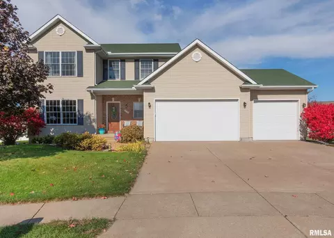 524 Garrett Ct, Blue Grass, IA 52726