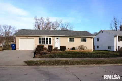 3129 Magnolia Ct, Bettendorf, IA 52722