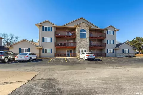 105 E Price St #101, Eldridge, IA 52748