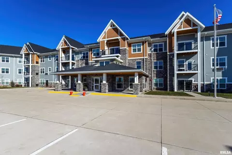 2592 Middle Rd #216, Bettendorf, IA 52722
