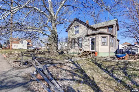 556 11th Ave S, Clinton, IA 52732
