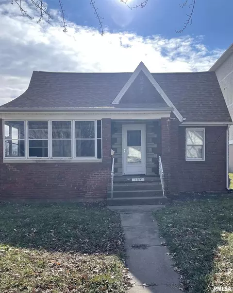 1437 W Pleasant St, Davenport, IA 52804