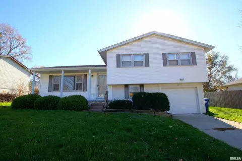 2911 Maplecrest Rd, Bettendorf, IA 52722