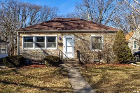 30 Blackhawk Hills Ct, Rock Island, IL 61201